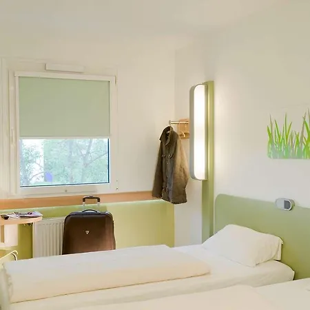 Ibis Budget West Hotel *