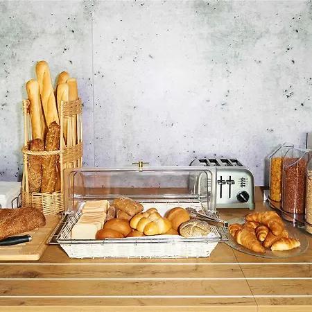 Ibis Budget West Hotel *