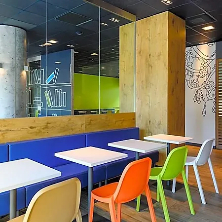 Ibis Budget West Hotel *