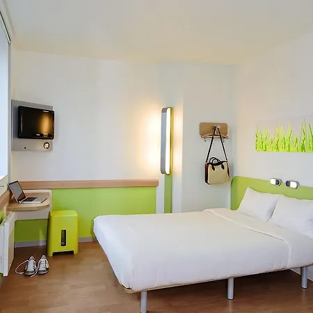 Ibis Budget West Hotel *